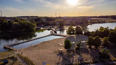Plaża miejska i pomost nad jeziorem w Brodnicy o zachodzie słońca. Fot. Wiater Media