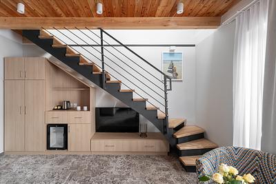 Apartment Maisonette Comfort Plus in der Residenz AMBRE in Łeba – Treppen zur Empore über Einbaumöbeln mit Fernseher
