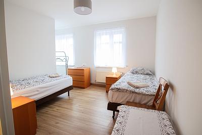 A double room with two single beds at the Hajduczek agritourism in Górzno.