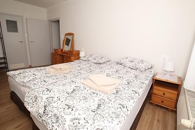 A double bed with towels in a room at the Hajduczek agritourism.
