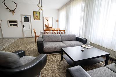 Wspólny salon z wypoczynkiem i jadalnią w agroturystyce Hajduczek w Górznie
