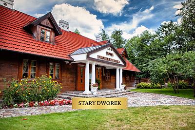 Budynek Stary Dworek – główne wejście do Hotelu Dworek Wapionka z kolumnami