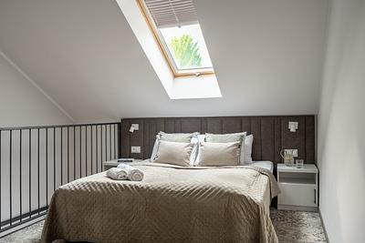 Apartment Maisonette Comfort in der Residenz AMBRE in Łeba – Schlafzimmer auf der Empore mit Dachfenster.