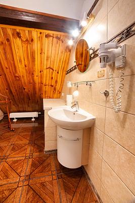 Łazienka w Studio 14 z umywalką i suszarką do włosów