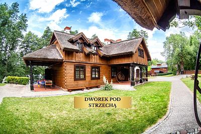 Dworek pod Strzechą – drewniany budynek z dachem krytym strzechą