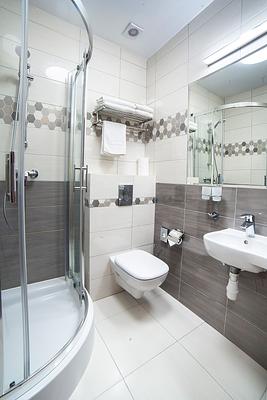 Łazienka w pokoju Comfort z kabiną prysznicową