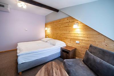 Pokój Comfort – łóżko i rozkładany fotel przy stoliku