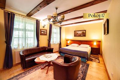 Pokój Standard Plus nr 17 – strefa wypoczynku z kanapą i łóżko pod oknem