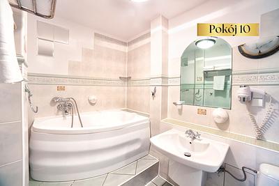 Łazienka z wanną narożną w pokoju Standard Plus nr 10