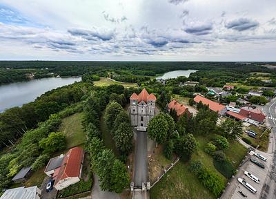 Kościół i Jezioro Górznieńskie z lotu ptaka