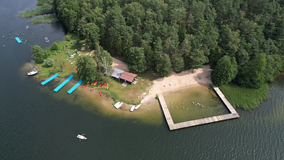 Stanica Wodna PTTK w Bachotku z lotu ptaka – plaża i pomost