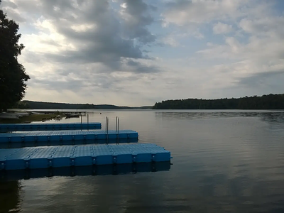 Pływające pomosty na jeziorze Bachotek