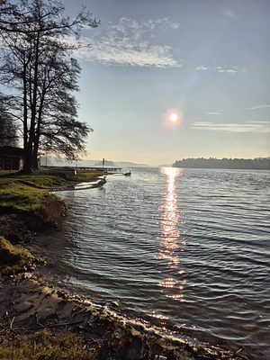 Słońce nad jeziorem Bachotek, widok z brzegu