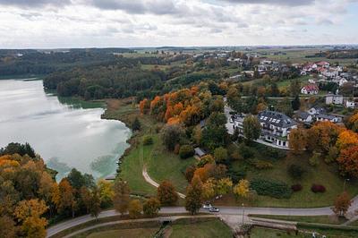 Jezioro Górznieńskie jesienią z lotu ptaka