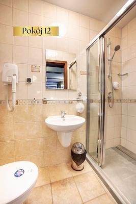 Łazienka z kabiną prysznicową w pokoju Standard Lux nr 12