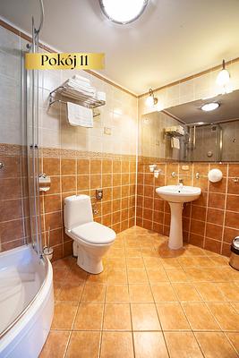 Łazienka w pokoju Standard Lux nr 11 z prysznicem i umywalką