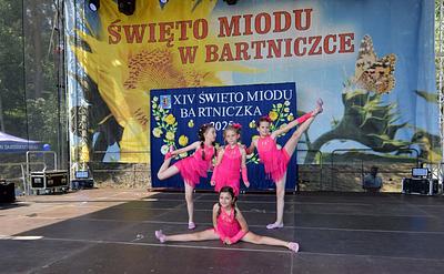 Występ dziecięcej grupy tanecznej na Święcie Miodu w Bartniczce