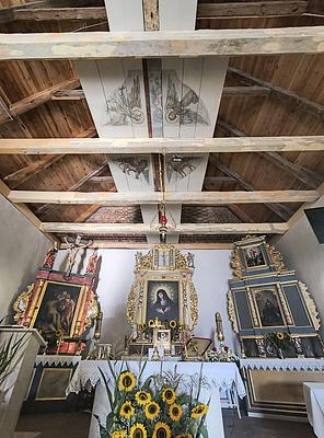Wnętrze gotyckiego kościoła Podwyższenia Krzyża Świętego w Gorczenicy