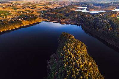 Jezioro z półwyspem w gminie Zbiczno z lotu ptaka