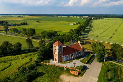 Gotycki kościół św. Jakuba Apostoła w Żmijewie wśród pól z lotu ptaka