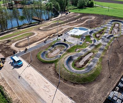 Pumptrack w Bike Parku w Brzoziu z lotu ptaka
