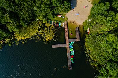 Kąpielisko z pomostem nad jeziorem w gminie Zbiczno z lotu ptaka