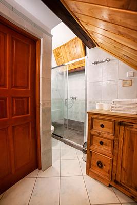 Wejście do łazienki w Studio 13 z kabiną prysznicową