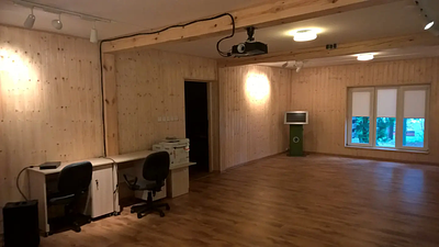 Sala edukacyjna z projektorem dla grup szkolnych