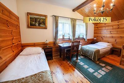 Pokój Standard nr 25 – dwa pojedyncze łóżka i drewniana podłoga